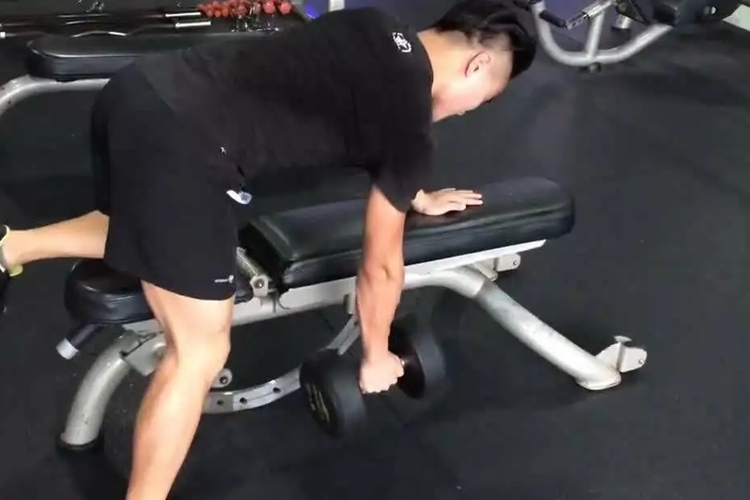 哑铃俯身屈臂图