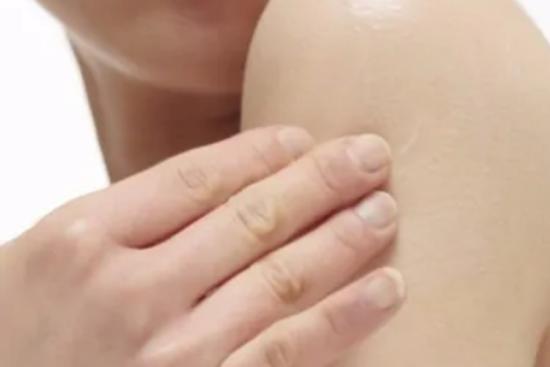 雌二醇凝胶涂抹手臂图