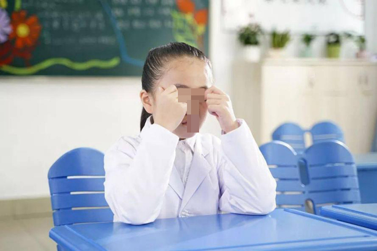 按太阳穴轮刮眼眶图